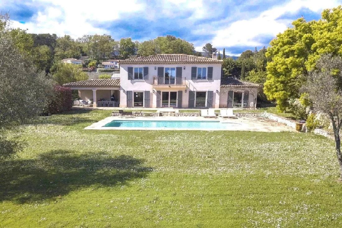 Estate in Châteauneuf-Grasse, Provence-Alpes-Côte d'Azur, France 1 - 15600708