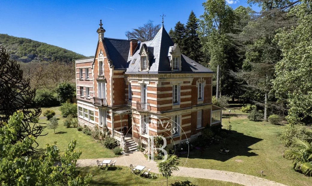 Périgord Noir – Renovated Château – 11 Bedrooms & 17x8 Pool