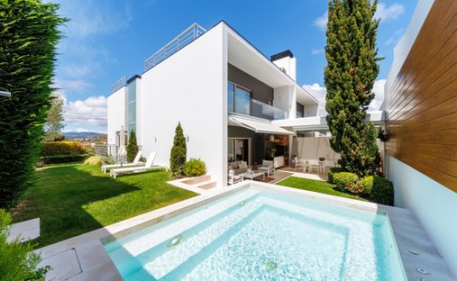 House in Carcavelos e Parede, Lisbon, Portugal 1