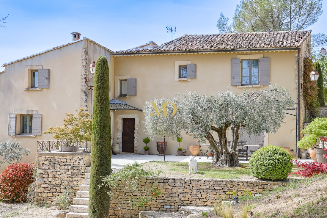 A Provençal Dream: Panoramic Bastide in the Luberon’s Golden Light