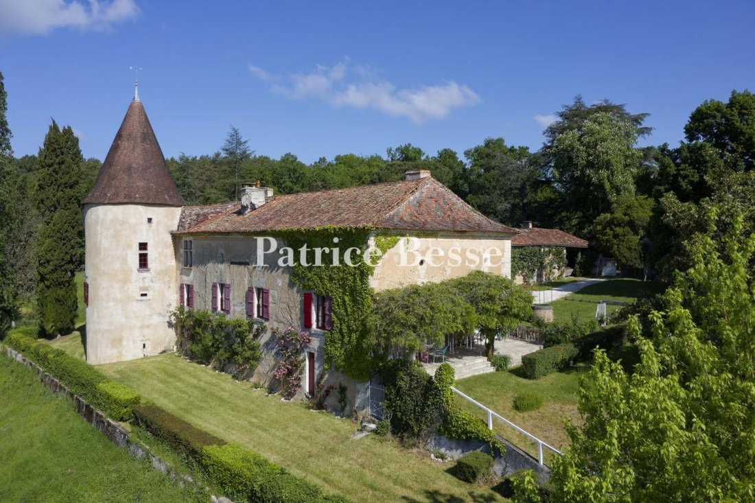 Whispers of Time: A 14th-Century Castle Crowned in 34 Hectares of Wild Dordogne Beauty