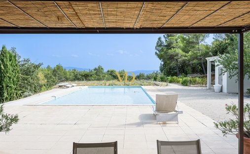 Castle for Sale in Joucas, Provence-Alpes-Côte d'Azur, France