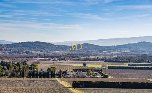 Castle for Sale in Joucas, Provence-Alpes-Côte d'Azur, France