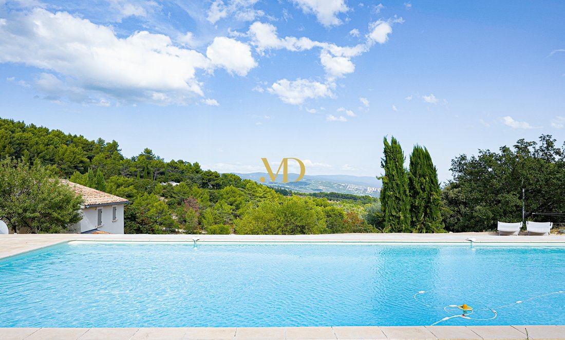 Whispers of Luberon: A Villa Crowned by Provence’s Golden Light