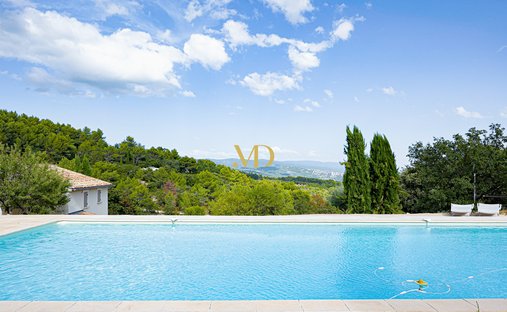 Castle for Sale in Joucas, Provence-Alpes-Côte d'Azur, France