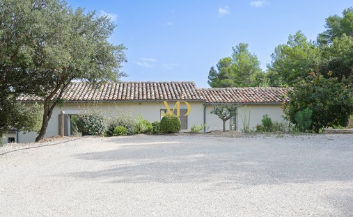Castle for Sale in Joucas, Provence-Alpes-Côte d'Azur, France
