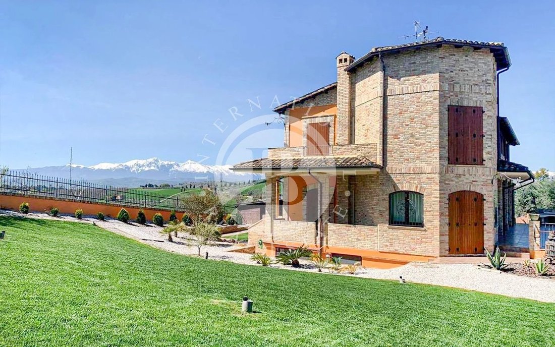 Villa in Morro d'Oro, Abruzzo, Italy 3 - 15635638