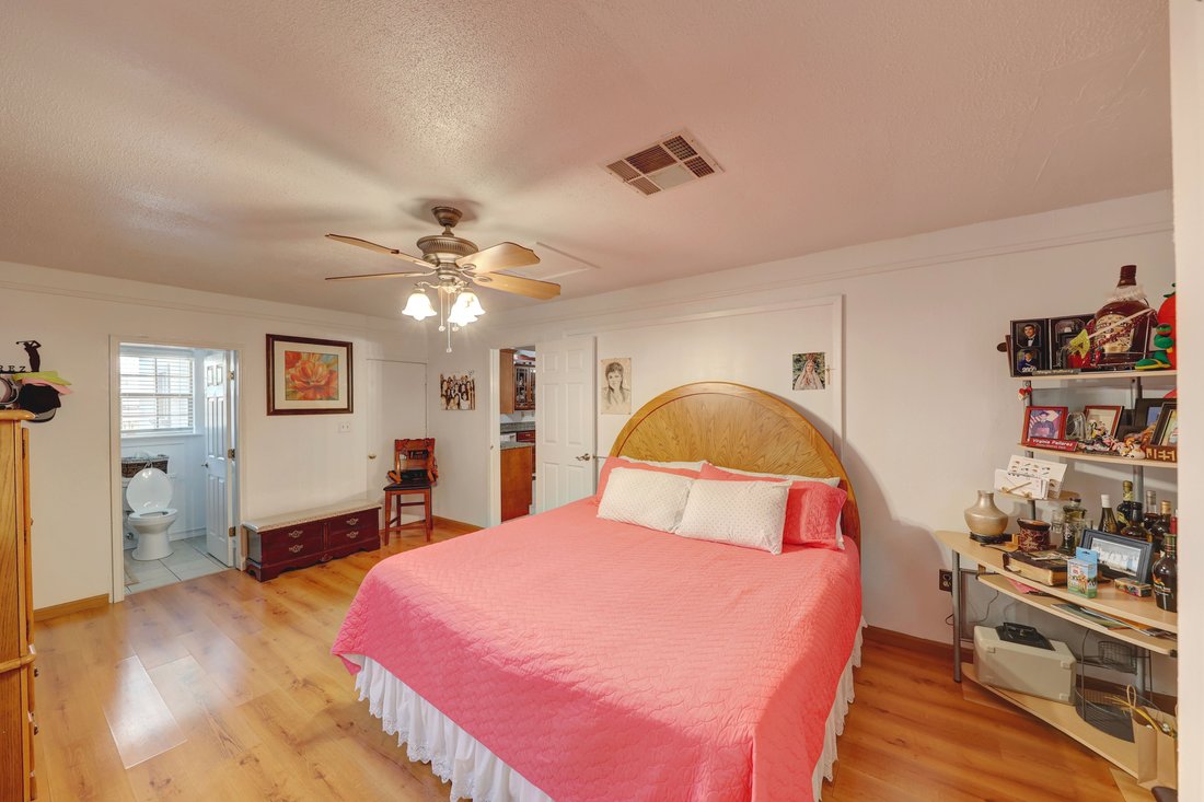 House in Marfa, Texas, United States 3 - 15591079