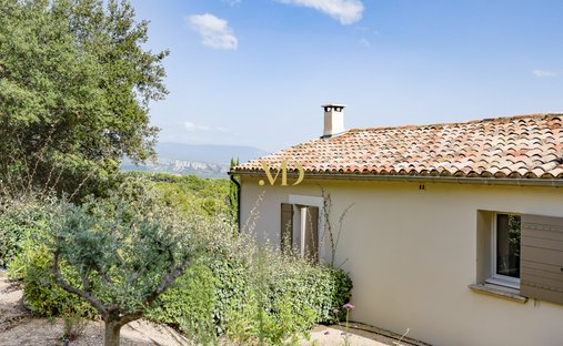 Castle for Sale in Joucas, Provence-Alpes-Côte d'Azur, France