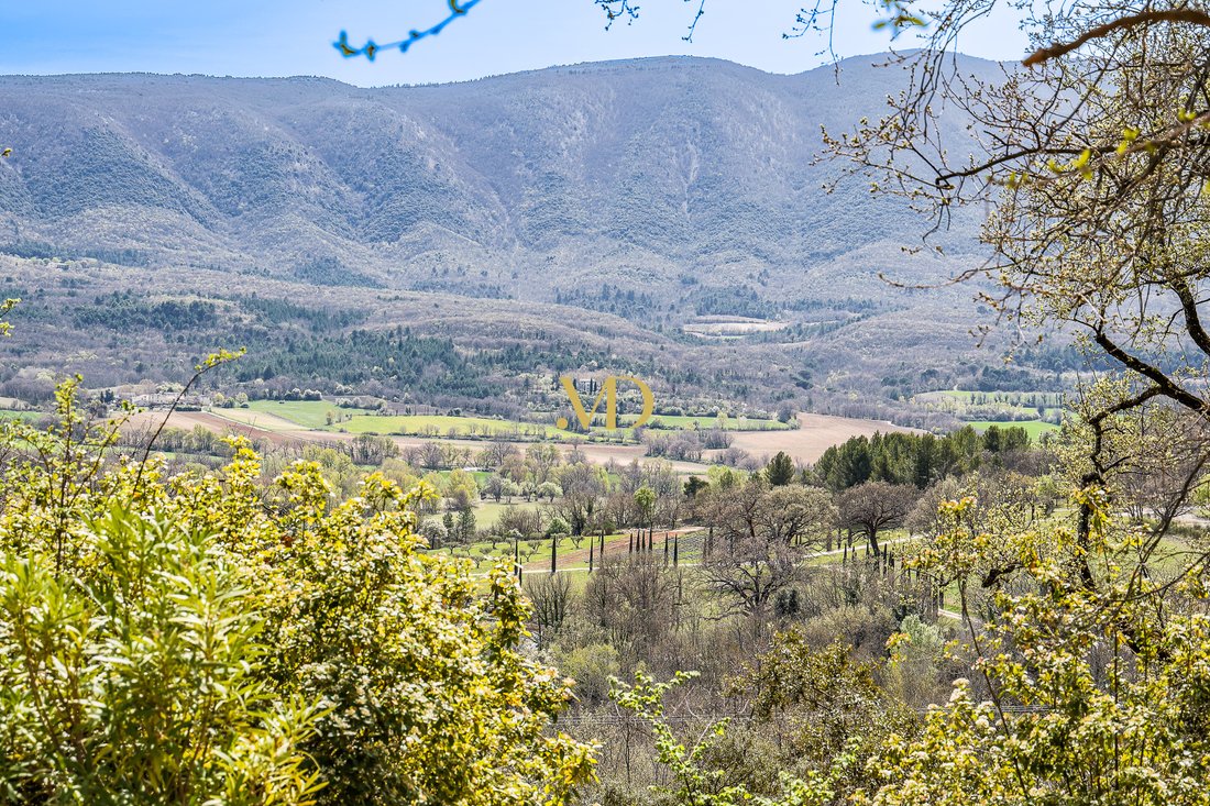 A Provençal Dream: Panoramic Bastide in the Luberon’s Golden Light