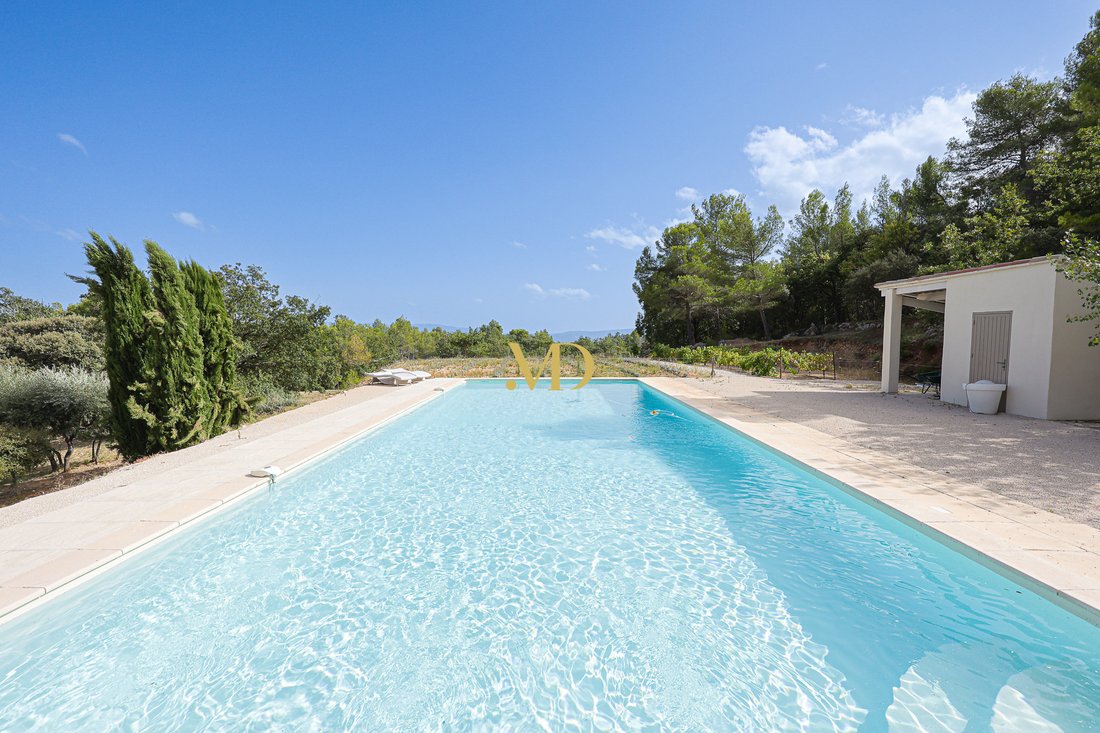 Whispers of Luberon: A Villa Crowned by Provence’s Golden Light