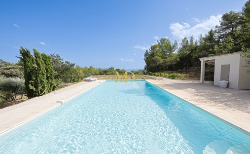 Castle for Sale in Joucas, Provence-Alpes-Côte d'Azur, France