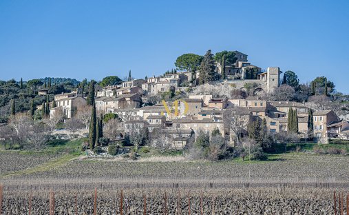 Castle for Sale in Joucas, Provence-Alpes-Côte d'Azur, France