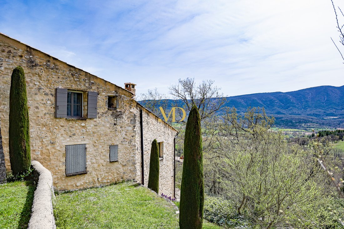 A Provençal Dream: Panoramic Bastide in the Luberon’s Golden Light