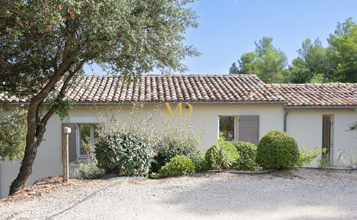 Castle for Sale in Joucas, Provence-Alpes-Côte d'Azur, France