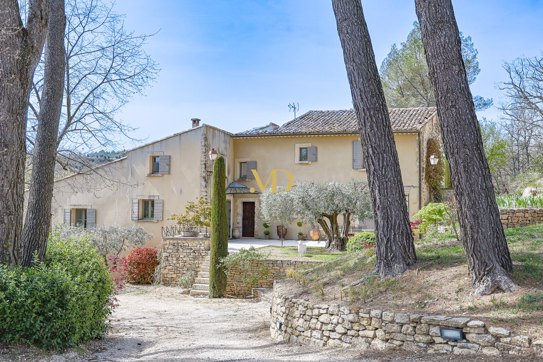 A Provençal Dream: Panoramic Bastide in the Luberon’s Golden Light