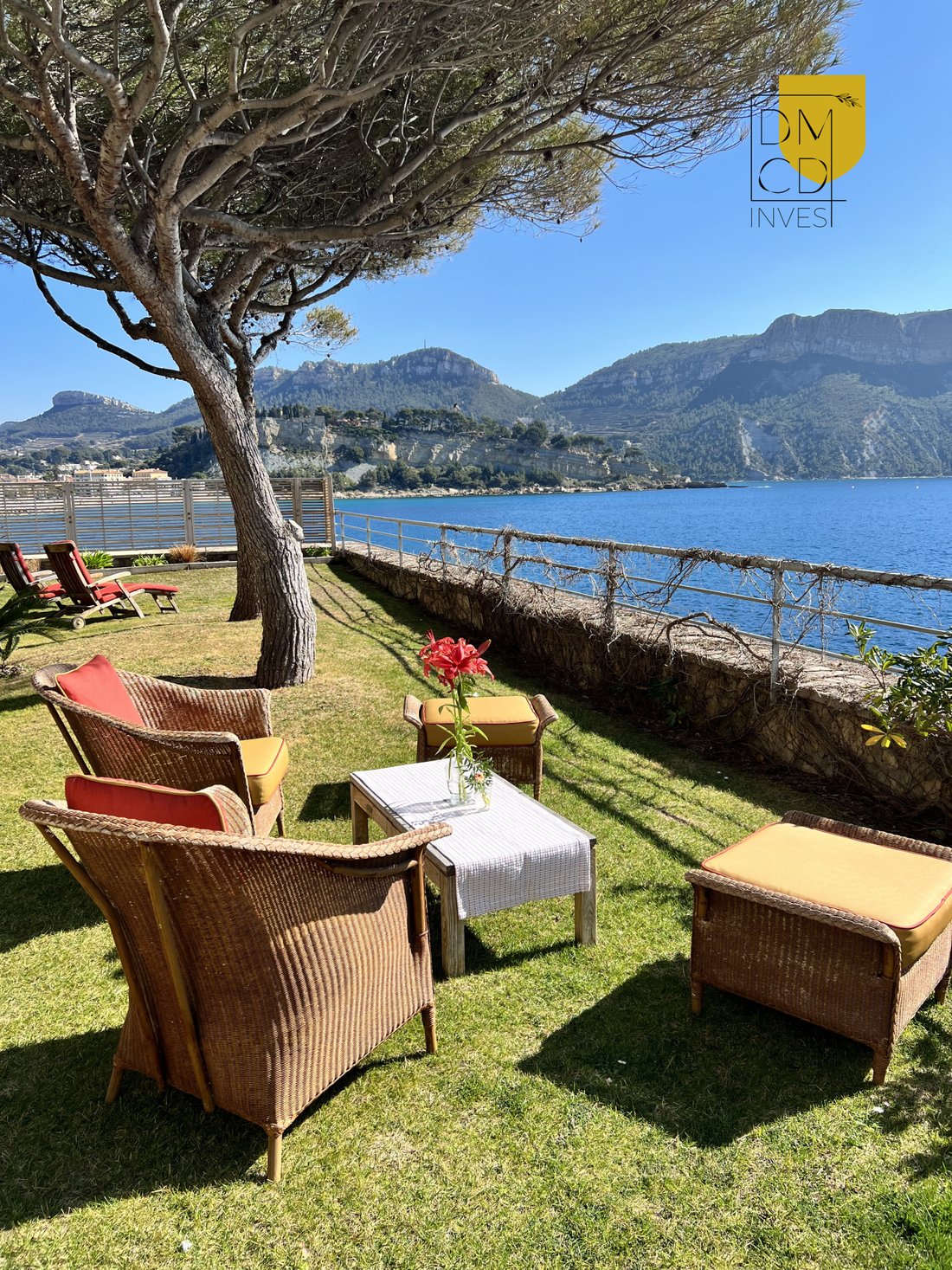 L’Étreinte d’Azur: A Seaside Sanctuary Where Cliffs Kiss the Sky