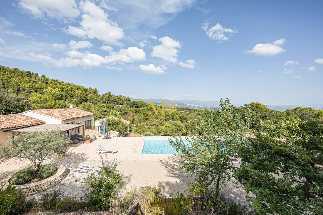Whispers of Luberon: A Villa Crowned by Provence’s Golden Light