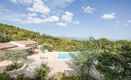 Castle for Sale in Joucas, Provence-Alpes-Côte d'Azur, France