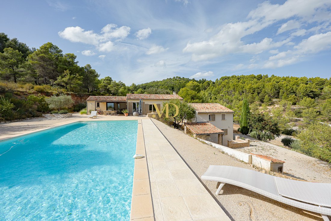 Whispers of Luberon: A Villa Crowned by Provence’s Golden Light