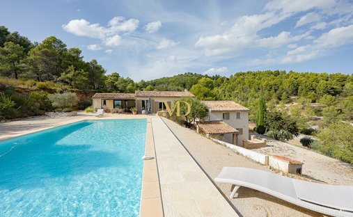 Castle for Sale in Joucas, Provence-Alpes-Côte d'Azur, France - 4