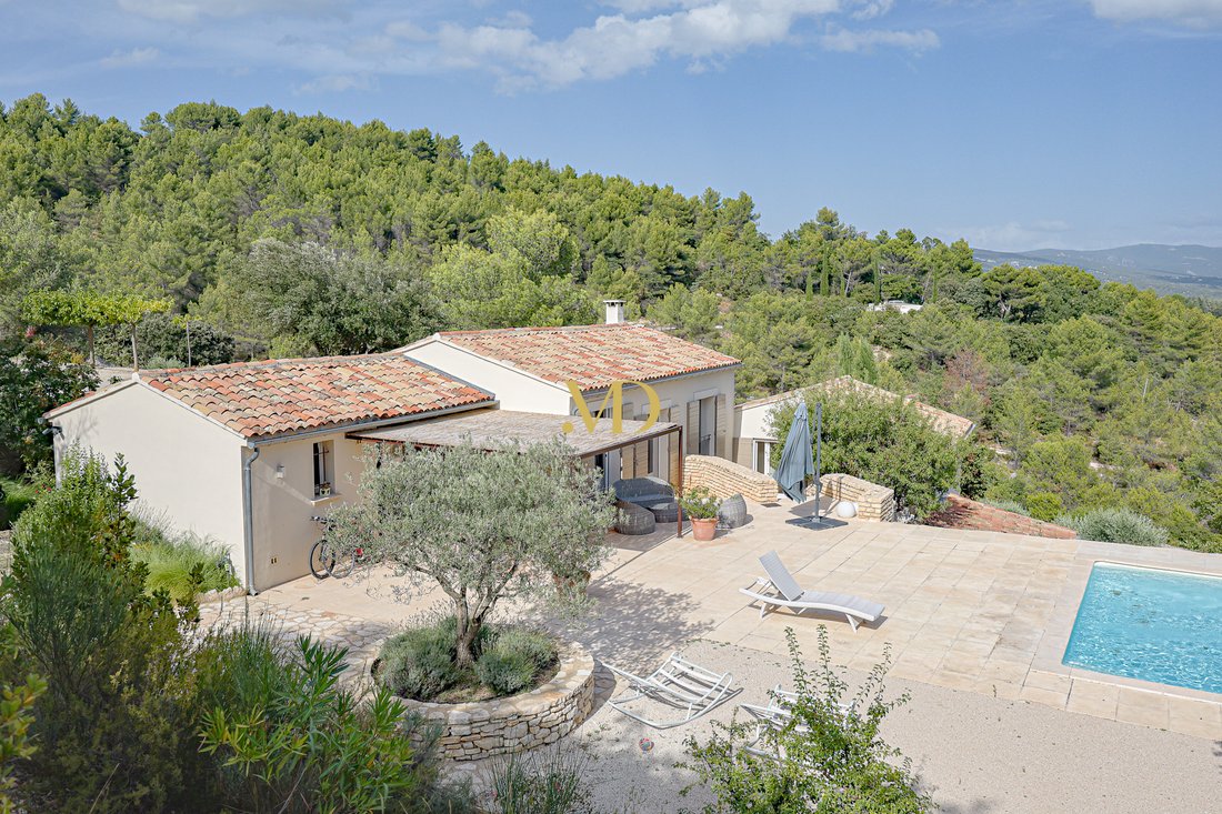 Whispers of Luberon: A Villa Crowned by Provence’s Golden Light