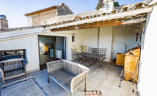 Castle for Sale in Joucas, Provence-Alpes-Côte d'Azur, France