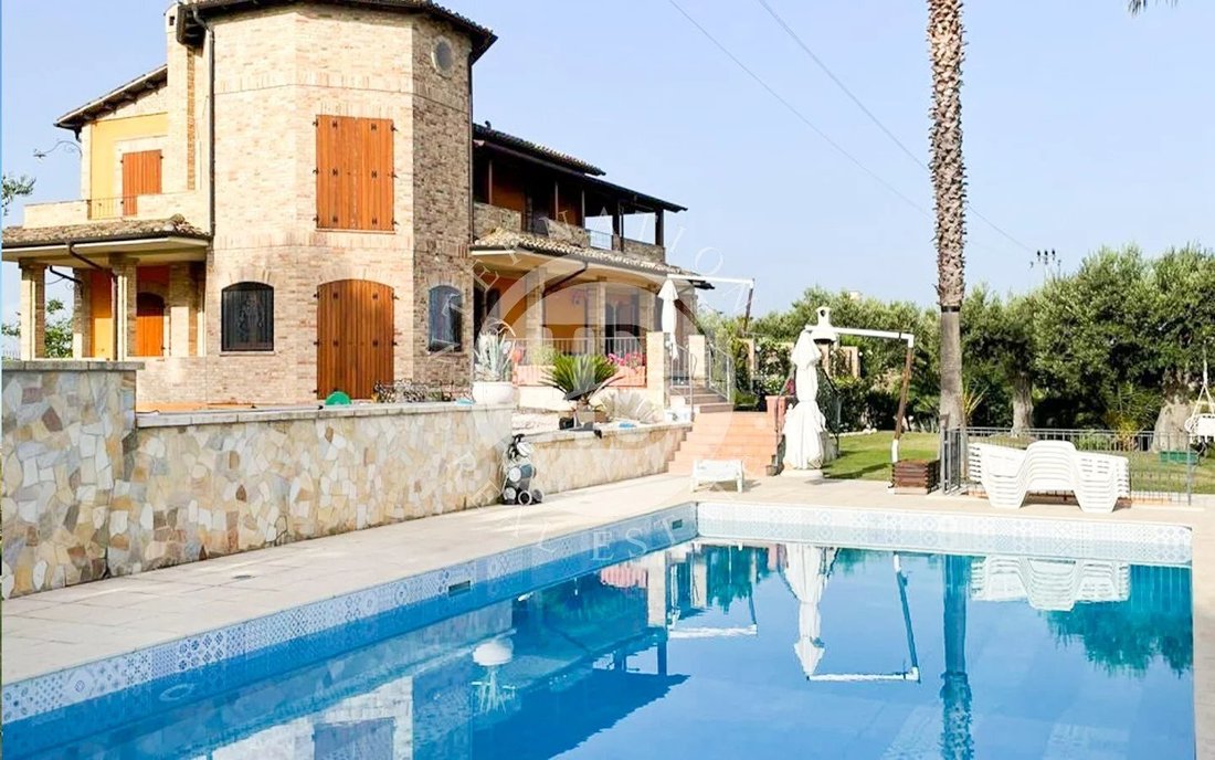 Villa in Morro d'Oro, Abruzzo, Italy 4 - 15635638
