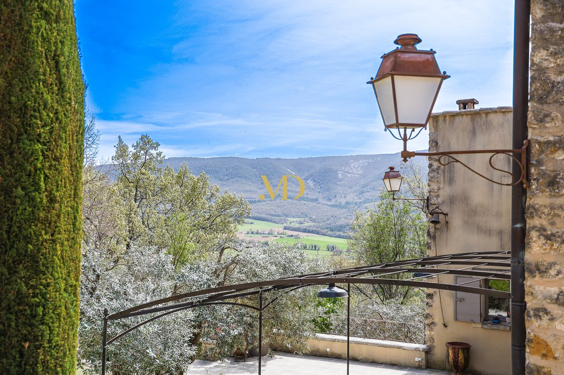 A Provençal Dream: Panoramic Bastide in the Luberon’s Golden Light