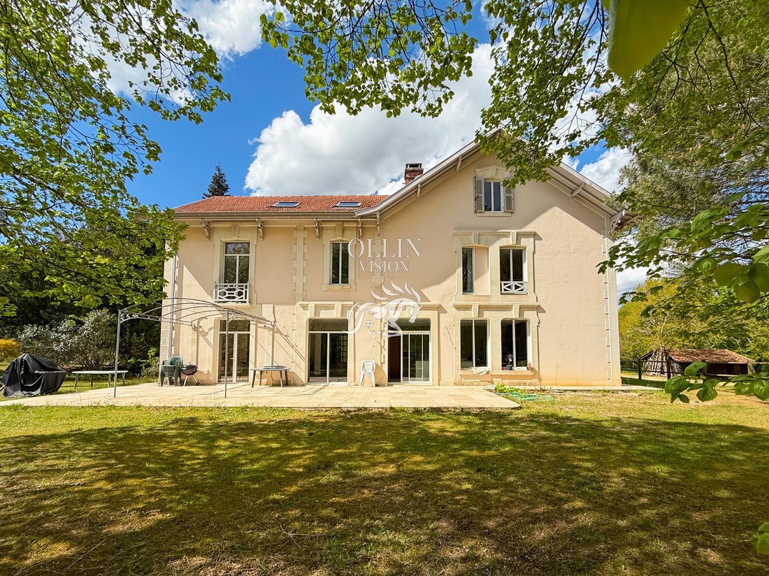 Château des Rêves Éternels – Un Domaine Secret entre Lac et Forêt