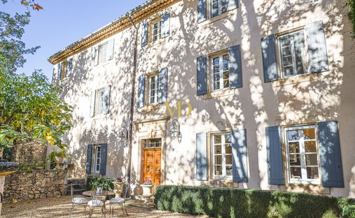 Luberon, Provence Magnificent 17th Century Castle With Agricultural Outbuildings And 84 Ha Of Wood