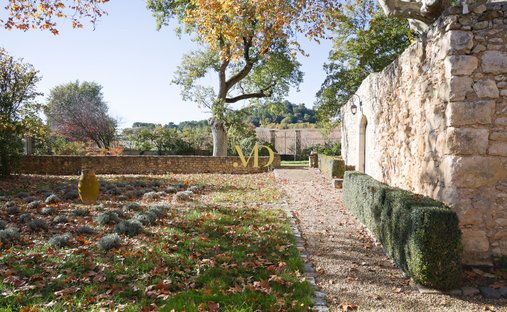 Luberon, Provence Magnificent 17th Century Castle With Agricultural Outbuildings And 84 Ha Of Wood