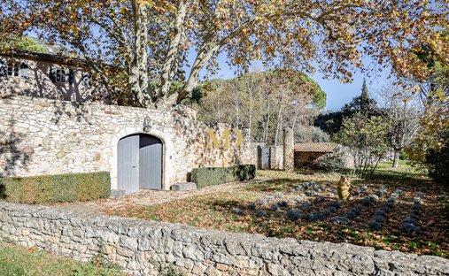 Luberon, Provence Magnificent 17th Century Castle With Agricultural Outbuildings And 84 Ha Of Wood