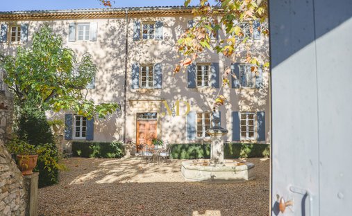 Luberon, Provence Magnificent 17th Century Castle With Agricultural Outbuildings And 84 Ha Of Wood