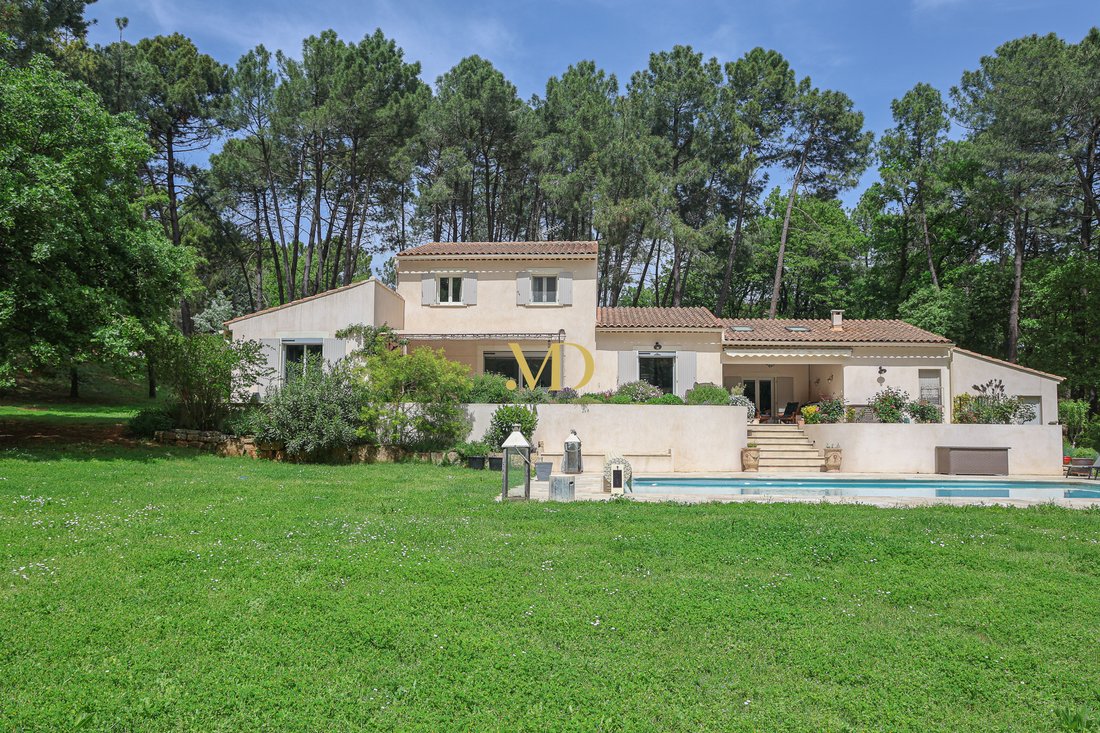 Whispers of Provence: A Secluded Pine-Clad Sanctuary in Roussillon
