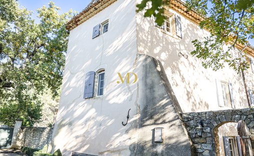 Luberon, Provence Magnificent 17th Century Castle With Agricultural Outbuildings And 84 Ha Of Wood