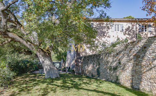 Luberon, Provence Magnificent 17th Century Castle With Agricultural Outbuildings And 84 Ha Of Wood