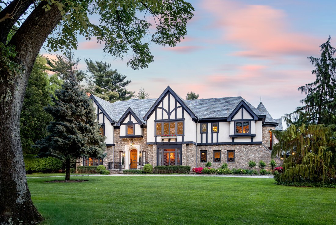 House in Garden City, New York, United States 1 - 15636807