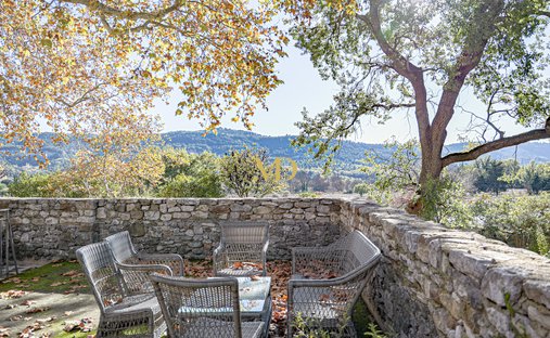 Luberon, Provence Magnificent 17th Century Castle With Agricultural Outbuildings And 84 Ha Of Wood