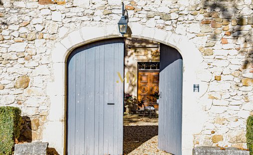 Luberon, Provence Magnificent 17th Century Castle With Agricultural Outbuildings And 84 Ha Of Wood