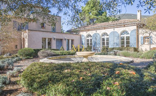 Luberon, Provence Magnificent 17th Century Castle With Agricultural Outbuildings And 84 Ha Of Wood