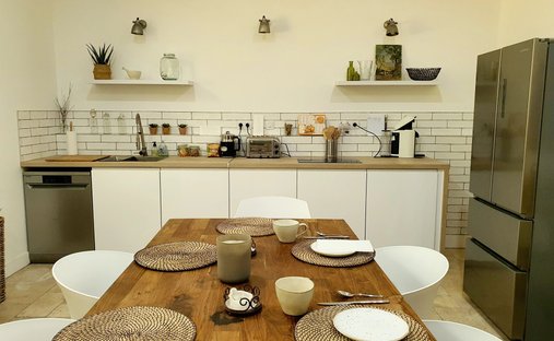 5 Min From Sainte Foy La Grande: Historic Castle Of 600m², Its Vineyard Of 85ha, Gîtes, Stable And 3