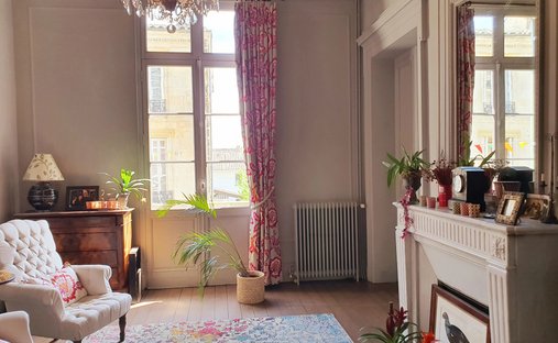 5 Min From Sainte Foy La Grande: Historic Castle Of 600m², Its Vineyard Of 85ha, Gîtes, Stable And 3