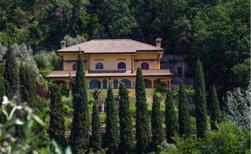 Villa in Carrara, Tuscany, Italy 1