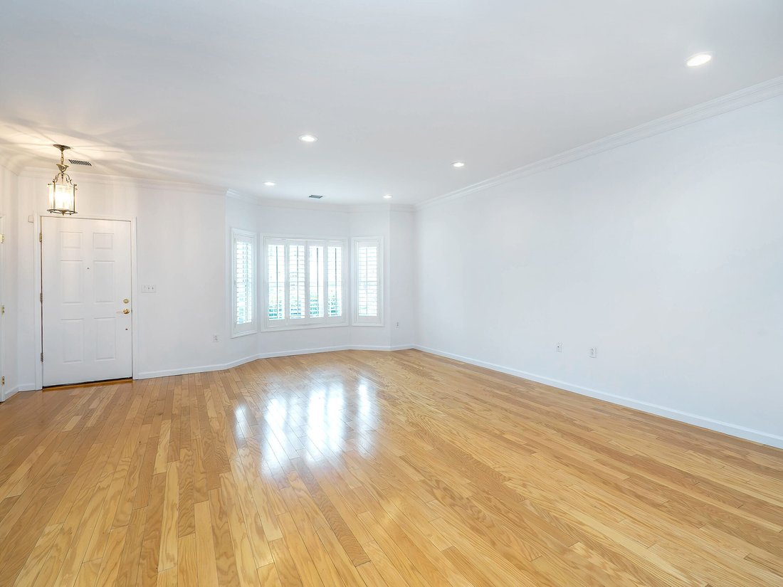 Condo in Port Washington, New York, United States 5 - 15648018