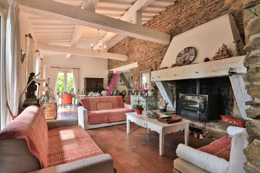 Whispers of Provence: A Sunlit Haven Between Sea & Stone