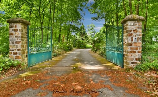 At The Gates Of Vitré Castle Of 12200 M² Land Of More Than 5 Ha