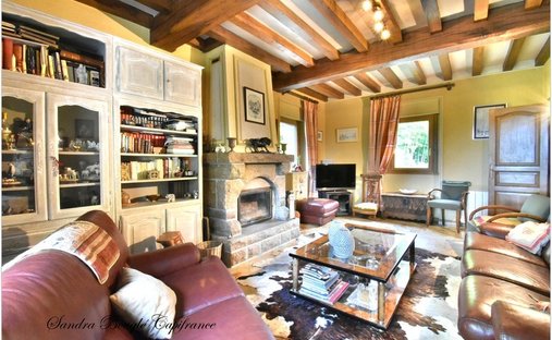 At The Gates Of Vitré Castle Of 12200 M² Land Of More Than 5 Ha