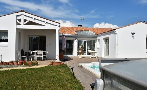 Villa in La Bree-les-Bains, Nouvelle-Aquitaine, France 1
