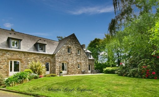At The Gates Of Vitré Castle Of 12200 M² Land Of More Than 5 Ha